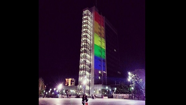 Зграда сепаратистичке владе у Приштини обојена у заставу геј лобија