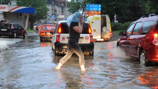 Ванредна ситуација у Крагујевцу, због поплава евакуисано 48 особа (ВИДЕО)