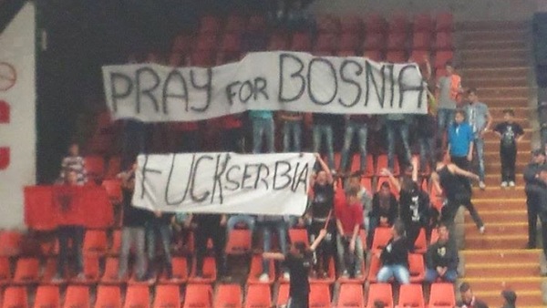 И на другој утакмици шиптари упутили поруку „подршке“ Србији страдалој од поплава: PRAY for BOSNIA, FUCK serbia