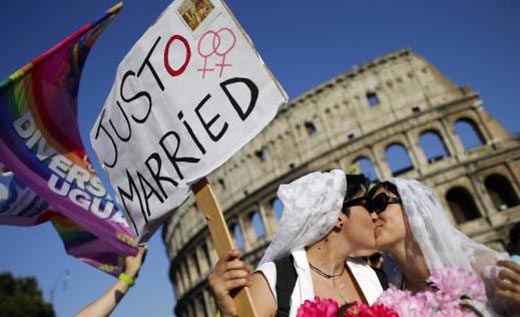 Рим: Десетине хиљада људи на „Паради поноса“ тражило од италијанске владе да призна грађански брак између истополних парова