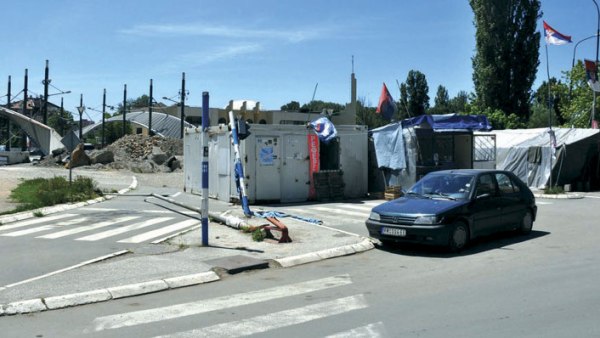 Уклоњени контејнери са барикаде на главном мосту у Митровици (ВИДЕО)