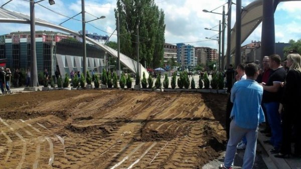 Митровчани одмах прекрстили „Парк мира“ у „Парк Ангеле Меркел“, следећи корак обнова џамије