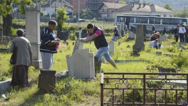 Јужна Митровица – погром и над мртвима