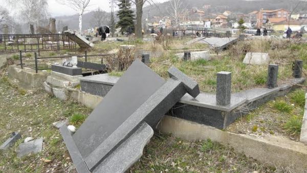 Барикада пала налик толиким српским гробљима која су сатрта и затрта широм Косова и уздуж Метохије