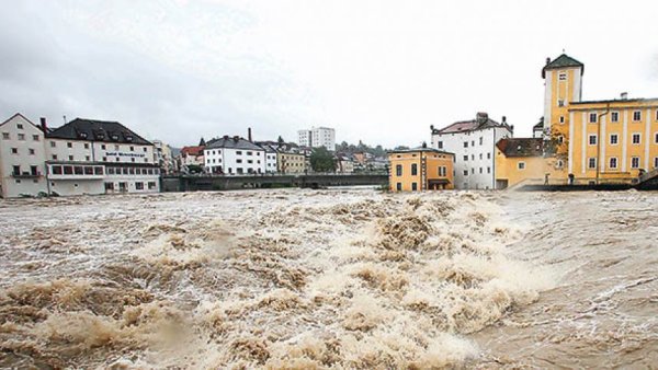Поплаве и невреме у Шваjцарскоj, jедна особа погинула