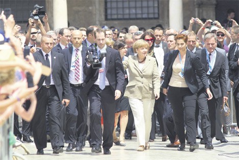 Зашто Меркелова сазива балкански самит у Берлину