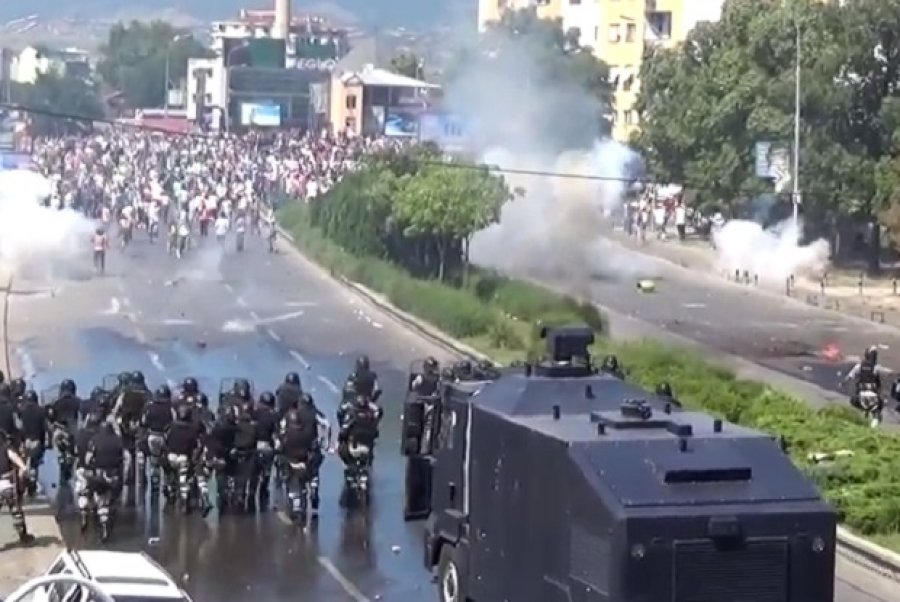 Македонија: Скопље у полицијској опсади, почело окупљање Шиптара