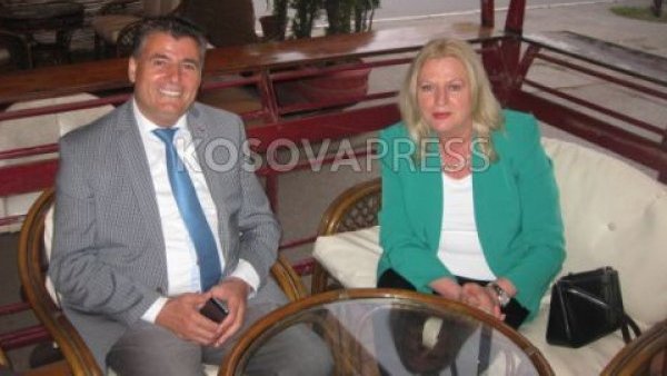 Едита Тахири и Агим Бахтири насмејани вечерас у летњој башти кафића „Долче вита“ у северној Митровици