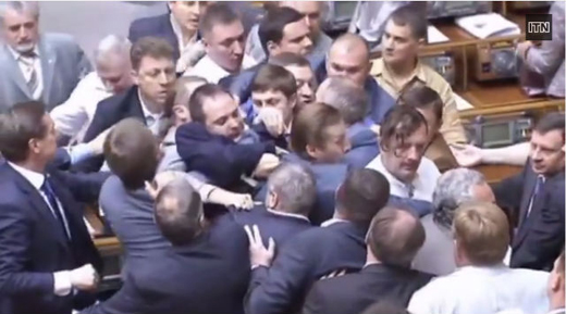 У украјинском парламенту избила туча током расправе о несрећи малезијског авиона и новој мобилизацији