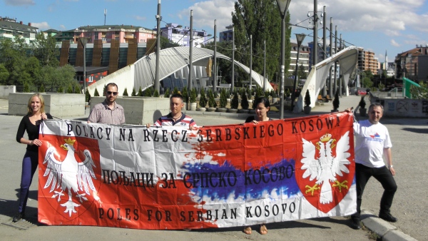 Заставе и транспаренти Европљана против такозваног независног Косова