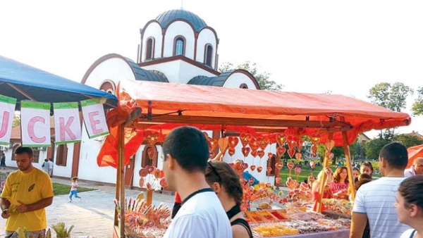 Вашар у Нишу: Свадбарски купус и певачице у црквеној порти