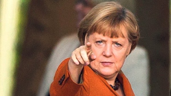 Ангела Меркел: Русија је повећала ризик од ескалације конфликта у Украјини јер је без одобрења Кијева послала конвој са помоћи