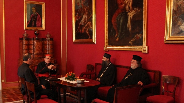 Срдачни разговор Митрополита Порфирија и кардинала Бозанића испод слике злочинца Степинца