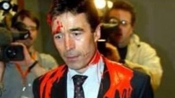 (ВИДЕО) ЕКСКЛУЗИВНО: Овако су полили „крвљу“ генералног секретара НАТО-а Андерса фог Расмусена!