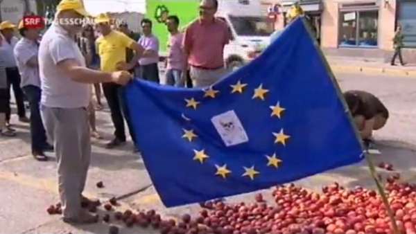 У Шпанији пољопривредници спалили заставу ЕУ (ВИДЕО)