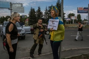 Доњецк: Жена која је наводила украјинску артиљерију везана на стуб и препуштена грађанима