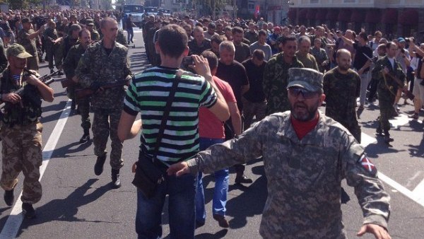 “Марш заробљеника” улицама Доњецка (ВИДЕО)