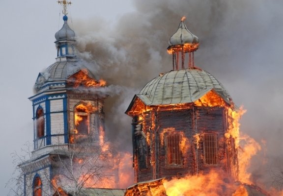 Украјински фашисти запалили две православне цркве у граду Николаево
