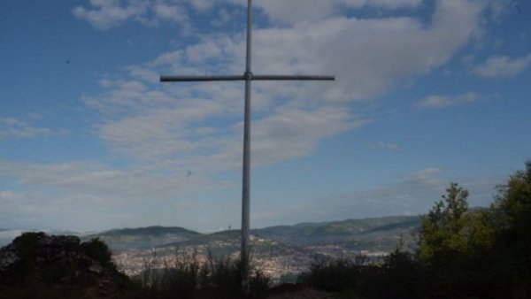 Изнад Сараjева спомен-крст као знак сећања на више од 6.500 убиjених сараjевских Срба, из федерациjе БиХ захтев да се одмах уклони