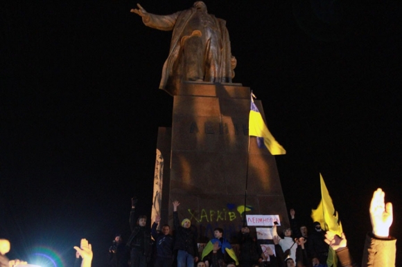 У Харкову срушен наjвећи споменик Лењину