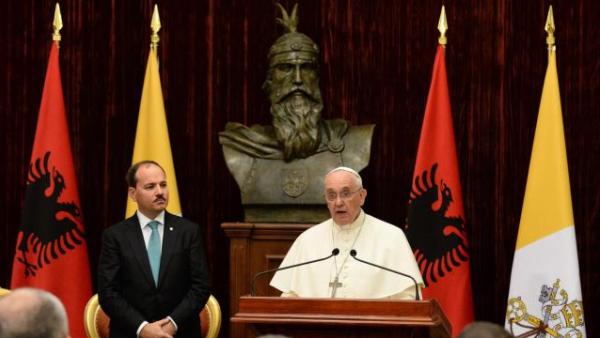 Папа Фрања: Албанија представља пример верске хармоније