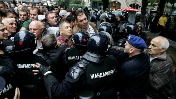 Kурир: Припадници нишког одреда жандармериjе 2008. године тукли и Aлександра Вучића на протестном митингу против хапшења Радована Kараџића