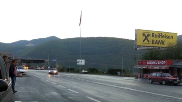 На граничном прелазу „Ђенерал Јанковић“, између Србије и Македоније, постављана застава Републике Албаније