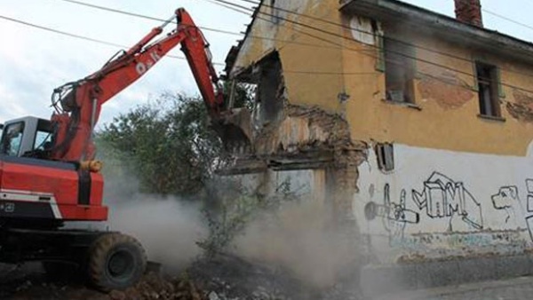 На Свету Петку багерима срушено пет српских кућа у Ђаковици
