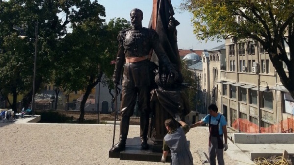 Споменик руском цару Николају II Романову постављен у парку у центру Београда