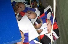 Војна парада: Полиција отимала слике Путина и заставе Новорусије и Русије (ФОТО)