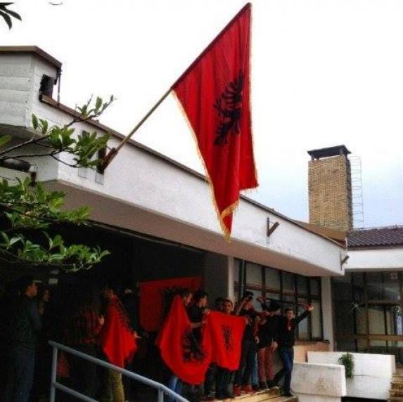 Тузи: Албанска застава на Гимназији, ученици не дозвољавају наставу