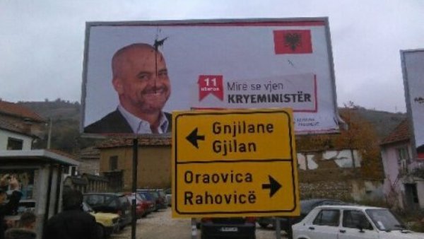 Рама у Прешеву дочекан овацијама; Осванули билборди „Добро дошао, председниче“