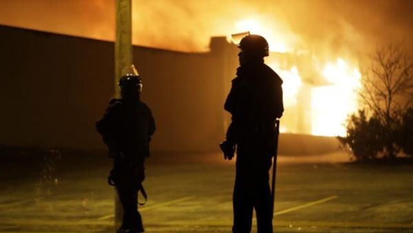 САД: Од јутрос нови немири у Фергусону и другим градовима, горе радње, пуца се на ватрогасце