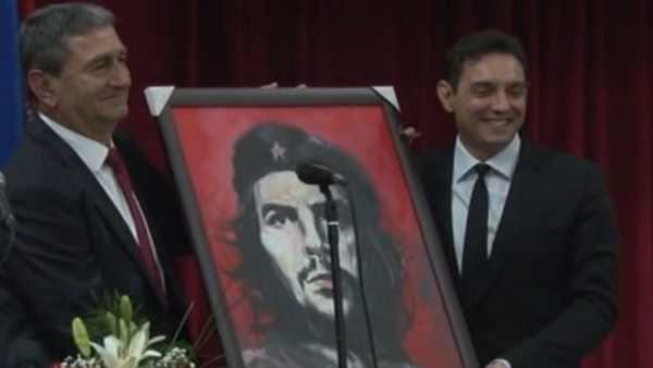 Вулину као почасном грађанину Косовске Митровице уручен портрет Че Геваре (ВИДЕО)