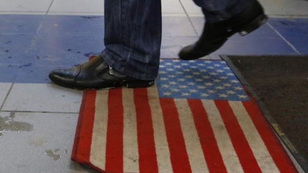 У Москви америчку заставу користе као отирач за ципеле