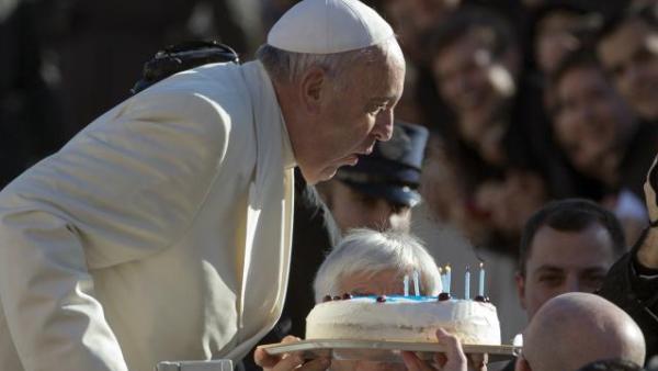 Папа за рођендан гасио свећице, окупљени плесали танго у његову част (ФОТО)