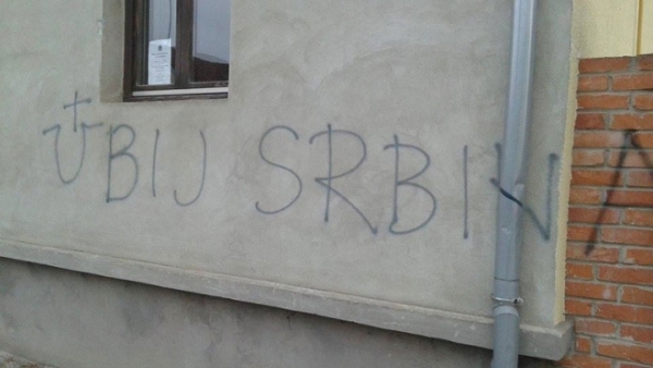 Усташки графити „Убиј Србина“ на православноj цркви у Винковцима