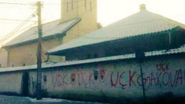 На спољним зидовима црквене порте у Ђаковици поново исписани графити ОВК