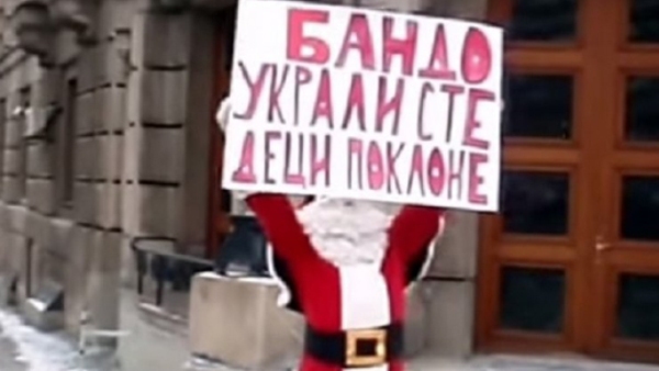 „Деда Мраз“ испред Владе Србије протествовао носећи транспарент – „Бандо украли сте деци поклоне“ (ВИДЕО)