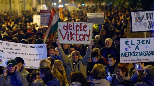 ПОЧЕЛА „ОБОЈЕНА РЕВОЛУЦИЈА“ У МАЂАРСКОЈ: Протести у Будимпешти против Орбана због приближавања Русији!