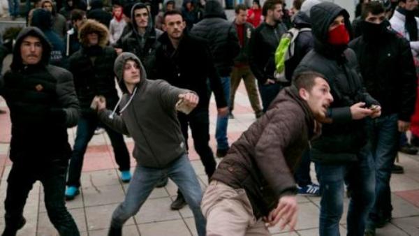 ДЕМОНСТРАЦИЈЕ У ПРИШТИНИ: Погледајте како су Шиптари напали српске новинаре! (Видео)