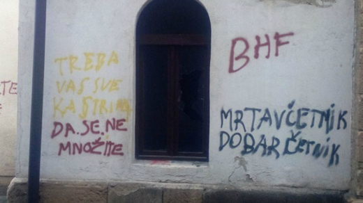 На помоћним објектима цркве у Високом исписани графити „Треба вас све кастрирати да се не множите“ и „Мртав четник добар четник“