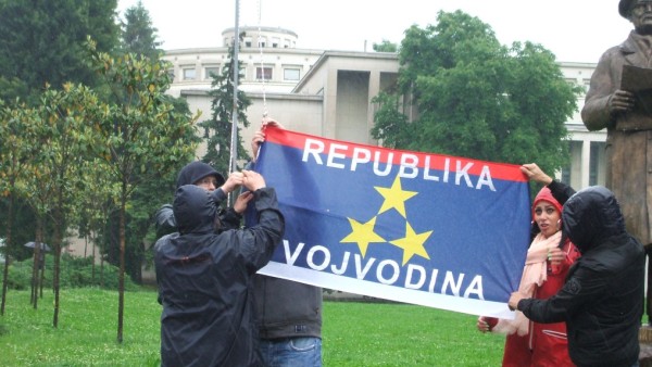 Са jарбола откинули и бацили заставу Воjводине