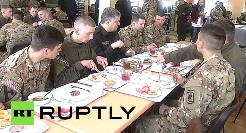 Порошенко једе са америчким војницима, друштвене мреже брује о томе