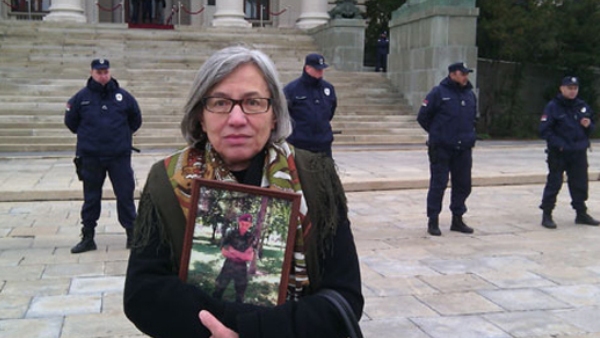 Мајка војника погинулог на караули Кошаре протестовала испред Народне скупштине против НАТО семинара који се одржава у Београду