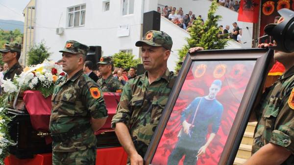Један од терориста који је извршио напад у Куманову сахрањен уз почасти у Дечанима, присуствовале особе у униформама ОВК (ФОТО)