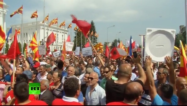 Протести против Николе Груевског, вијоре се македонске и албанске заставе (ВИДЕО)