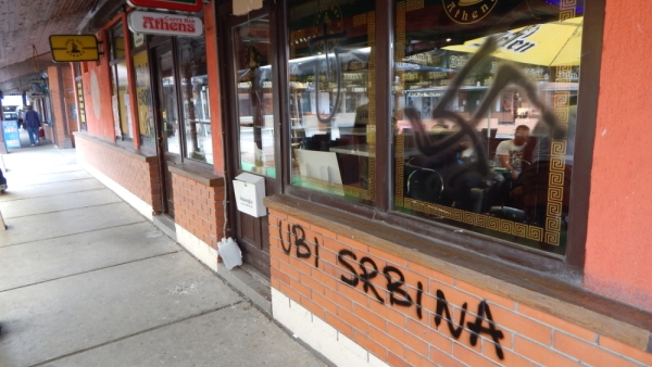 На српским локалима у Вуковару исписане поруке „Убиј Србина“, кукасти крстови и „U“