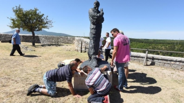 У склопу обележавање 20 година од “Олује“ постављен споменик Фрањи Туђману на тврђави у Книну