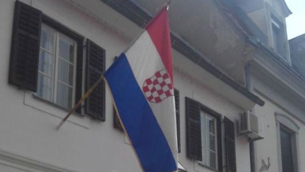 У центру Карловца застава са грбом НДХ
